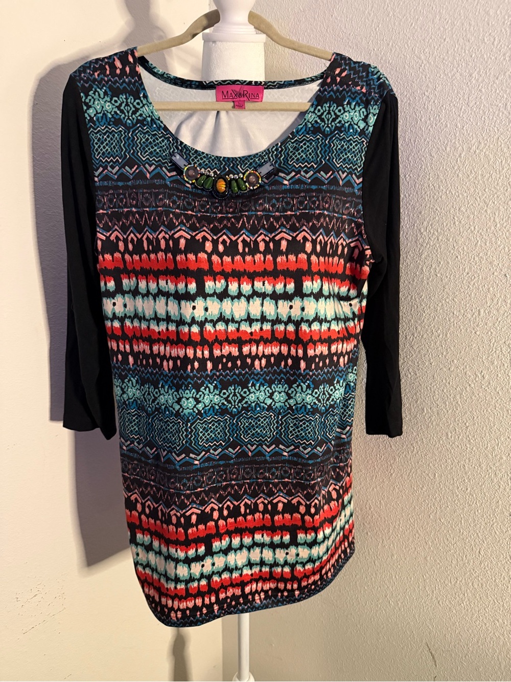 Max & Rina tribal print Boho tunic blouse featuring a beaded neckline Size Large